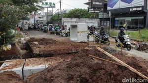 Proyek Drainase Cinere Tutup Satu Jalur, Motor Melintas Perlahan