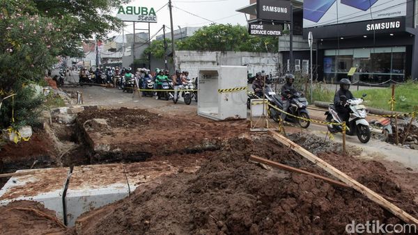 Proyek Drainase Cinere Tutup Satu Jalur, Motor Melintas Perlahan