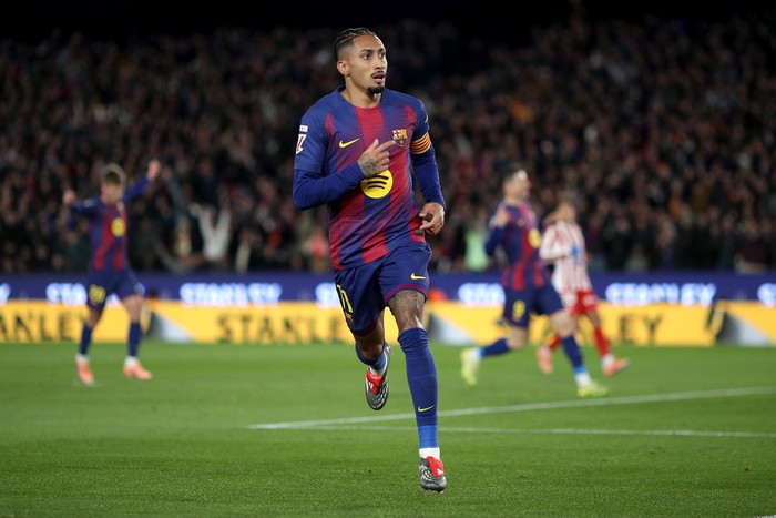 BARCELONA, SPAIN - DECEMBER 02: Raphinha of FC Barcelona celebrates scoring his team's first goal during the LaLiga EA Sports match between FC Barcelona and Atletico de Madrid at Spotify Camp Nou on December 02, 2025 in Barcelona, Spain. (Photo by Eric Alonso/Getty Images)