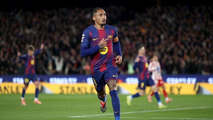 BARCELONA, SPAIN - DECEMBER 02: Raphinha of FC Barcelona celebrates scoring his teams first goal during the LaLiga EA Sports match between FC Barcelona and Atletico de Madrid at Spotify Camp Nou on December 02, 2025 in Barcelona, Spain. (Photo by Eric Alonso/Getty Images)