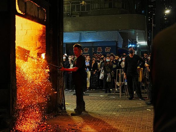 Ritual Sesaji Iringi Doa untuk Korban Kebakaran Maut Apartemen Hong Kong