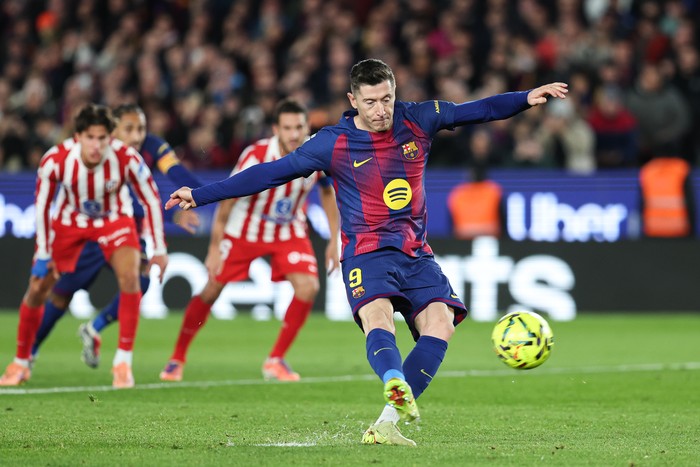 BARCELONA, SPAIN - DECEMBER 02: Robert Lewandowski of FC Barcelona takes a penalty kick during the Spanish La Liga EA Sports match between FC Barcelona and Atletico de Madrid at Spotify Camp Nou stadium on December 2, 2025 in Barcelona, Spain. (Photo By Irina R. Hipolito/Europa Press via Getty Images)