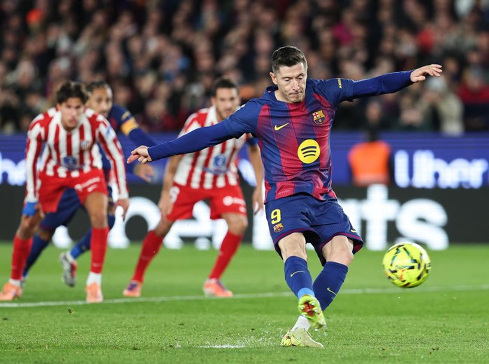 BARCELONA, SPAIN - DECEMBER 02: Robert Lewandowski of FC Barcelona takes a penalty kick during the Spanish La Liga EA Sports match between FC Barcelona and Atletico de Madrid at Spotify Camp Nou stadium on December 2, 2025 in Barcelona, Spain. (Photo By Irina R. Hipolito/Europa Press via Getty Images)