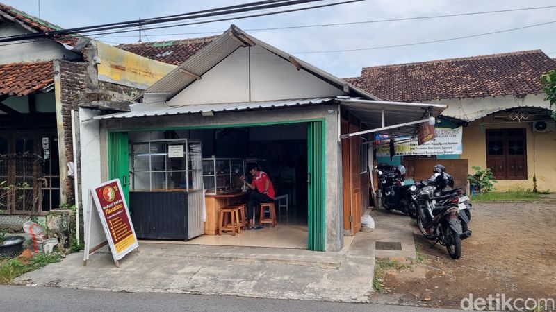 Suasana Warung Makan Nusantara di Jalan Garuda, Kepanjen, Banguntapan, Bantul yang menggratiskan makan pemilik KTP Aceh, Sumut dan Sumbar di Jogja akibat terdampak bencana alam, Rabu (3/12/2025). Suasana Warung Makan Nusantara di Jalan Garuda, Kepanjen, Banguntapan, Bantul yang menggratiskan makan pemilik KTP Aceh, Sumut dan Sumbar di Jogja akibat terdampak bencana alam, Rabu (3/12/2025).