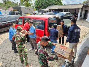 Telkomsel Salurkan Bantuan untuk Korban Bencana Erupsi Gunung Semeru