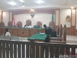 Berlinang Air Mata, Rina Menyesal Tilap Duit Bank Rp 1,5 Miliar