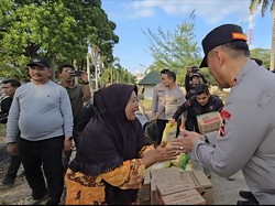 Asih dan Warga Aceh Tamiang Semringah Wakapolri Datang-Beri Bantuan Makanan