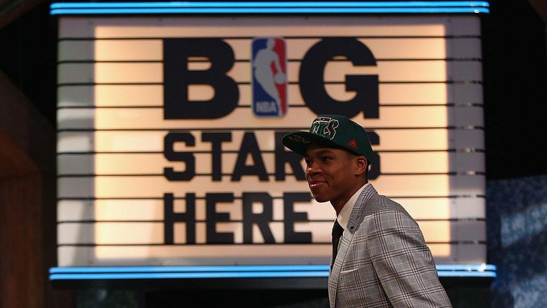 Giannis Antetokounmpo melangkah ke panggung NBA untuk pertama kalinya saat dirinya terpilih pada urutan ke-15 NBA Draft 2013 oleh Milwaukee Bucks di Barclays Center, New York, 27 Juni 2013. Pemain asal Yunani tersebut tiba sebagai prospek muda yang nyaris tidak dikenal publik Amerika Serikat, namun momen ini menjadi awal dari perjalanan luar biasa yang kemudian mengubah masa depan franchise Bucks. Mike Stobe/Getty Images