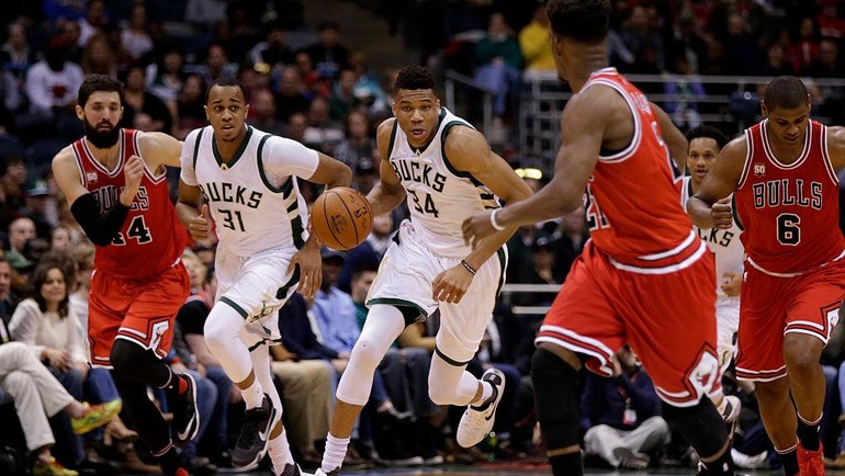 Kontrak Giannis dengan Bucks masih berlaku hingga 2026–27, dengan opsi pemain (player option) untuk musim 2027–28. Getty Images/Mike McGinnis