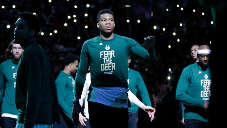 Musim 2025–26 dibuka dengan suasana penuh ketidakpastian mengenai masa depan Giannis di Milwaukee. Meskipun ia menyatakan dirinya “locked in” untuk musim ini, banyak sinyal dari media, agen, dan gerakan di media sosial yang memicu spekulasi bahwa hari-hari Giannis bersama Bucks bisa jadi tak selamanya. Getty Images/Mike McGinnis