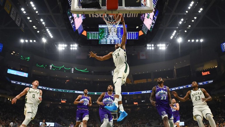 Namun, kontrak saja tidak cukup meredam ketidakpastian. Belakangan ini, Giannis dan agennya disebut telah mengadakan pembicaraan intensif dengan manajemen Bucks tentang masa depannya apakah tetap di Milwaukee, atau mencari perubahan suasana di tempat lain. Getty Images/Mike McGinnis