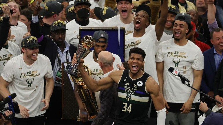 Giannis berhasil mempersembahkan trophy NBA untuk Milwaukee Bucks di tahun 2021. Foto: Getty Images/ Jonathan Daniel