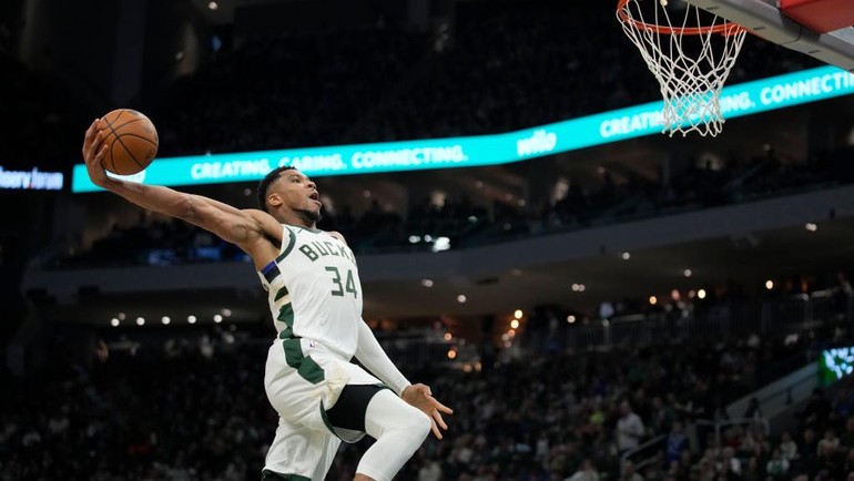 Beberapa laporan menyebut bahwa Giannis dan agennya mengeksplorasi kemungkinan transfer, dengan tim-tim seperti New York Knicks disebut sebagai calon tujuan. Patrick McDermott/Getty Images