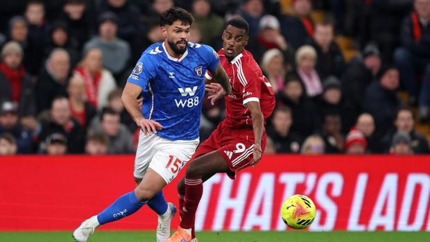 LIVERPOOL, ENGLAND - DECEMBER 03: Omar Alderete of Sunderland takes on Alexander Isak of Liverpool during the Premier League match between Liverpool and Sunderland at Anfield on December 03, 2025 in Liverpool, England. (Photo by Carl Recine/Getty Images)