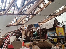 Bruk! Gudang SDN di Batang Roboh, 1 Warga Tertimpa