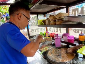 Harga Kacang Bikin Mang Agus Penjual Kupat Tahu Ketar-ketir