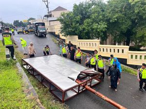 Baliho Ambruk-Pohon Tumbang Timpa 2 Mobil Akibat Hujan Angin di Wonogiri