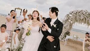 Momen Romantis On Joo Wan & Bang Minah Menikah di Pinggir Pantai Bali