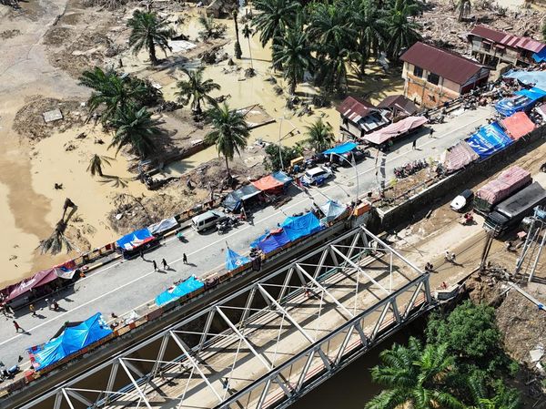 Banjir Bandang Paksa Warga Bangun Tenda Pengungsian di Atas Jembatan