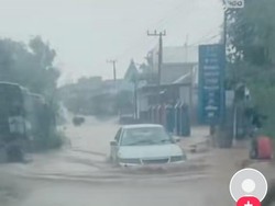 Sungai kembali Meluap Banjiri Desa Tiron Kediri Setinggi Kap Mobil Sedan