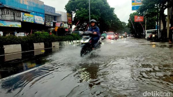 Sejumlah Ruas Jalan di Kota Malang Tergenang Banjir