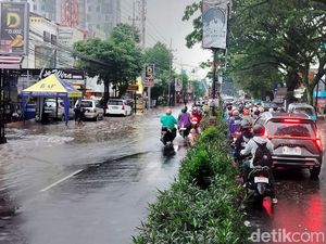 Banjir Genangi Sejumlah Titik Kota Malang, Motor Terseret-Rumah Terendam