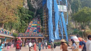 Video Patung Dewa Murugan di Batu Caves Diselimuti Plastik, Ada Apa Nih?