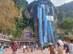 Jangan Kaget, Patung Dewa Murugan di Batu Caves Sedang Selimutan