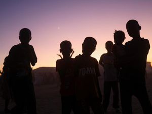 Cahaya Senja Menyapa Pengungsi Sudan di Perbatasan Chad