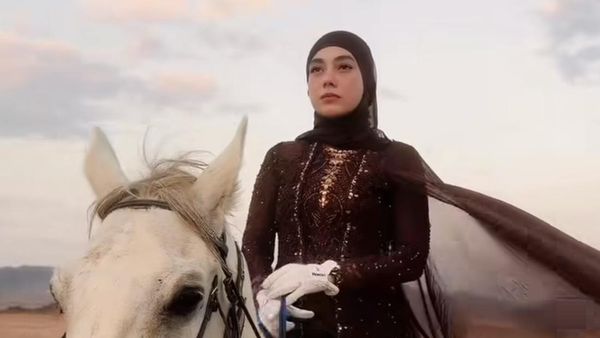 7 Gaya Unik Celine Evangelista Berkuda di Arab, Pakai Kebaya & Kain Jarik