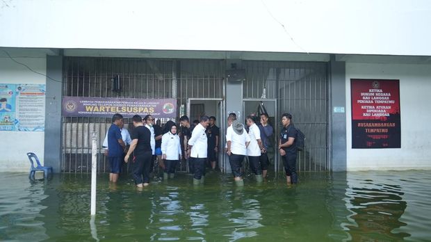 Direktur Jenderal Permasyarakat Mashudi meninjau sejumlah lapas dan rutan di Sumatera Utara (Sumut) yang terendam pada Kamis (4/12/2025).