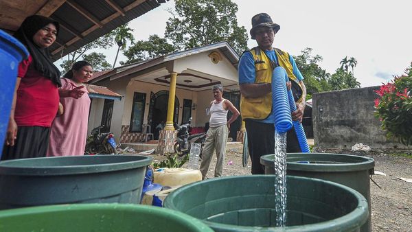 Distribusi Air Bersih Bantu Warga Agam Bertahan Pascabencana