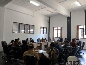 Warga Lombok Tengah Datangi DPRD NTB, Ancam Usir Paksa Perusahaan Kayu