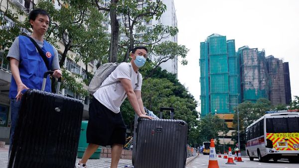 Evakuasi Barang di Wang Chi House Usai Kebakaran Maut Apartemen Hong Kong