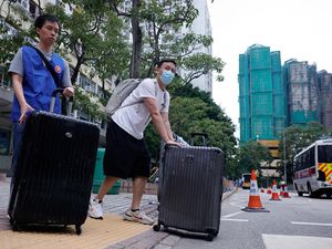 Evakuasi Barang di Wang Chi House Usai Kebakaran Maut Apartemen Hong Kong