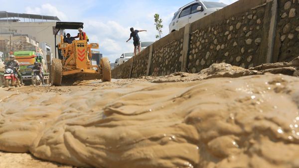 Jalan Nasional Diselimuti Lumpur, Pembersihan Pascabanjir di Aceh Tamiang Dikebut