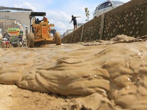 Jalan Nasional Diselimuti Lumpur, Pembersihan Pascabanjir di Aceh Tamiang Dikebut