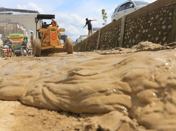 Jalan Nasional Diselimuti Lumpur, Pembersihan Pascabanjir di Aceh Tamiang Dikebut