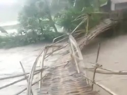 Jembatan Penghubung Desa di Bogor-Karawang Putus Imbas Sungai Ciomas Meluap