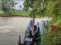 Video: Jembatan Putus, Siswa di Cianjur Seberangi Sungai Demi Bersekolah