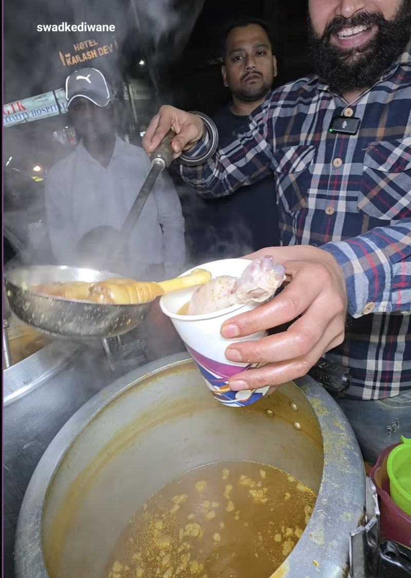 Jualan Ayam dan Daging Domba Melimpah, Penjual Ini Dipuji Gak Pelit!