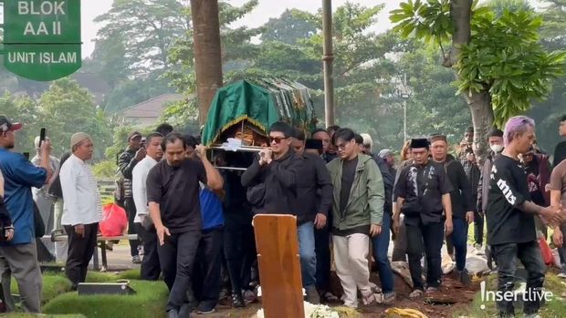 Karina Ranau Hampir Pingsan di Pemakaman Epy Kusnandar