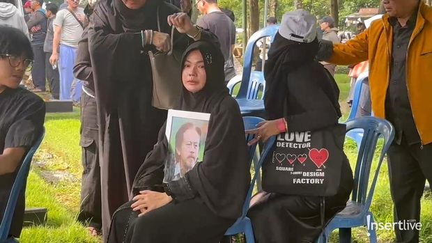 Karina Ranau Hampir Pingsan di Pemakaman Epy Kusnandar