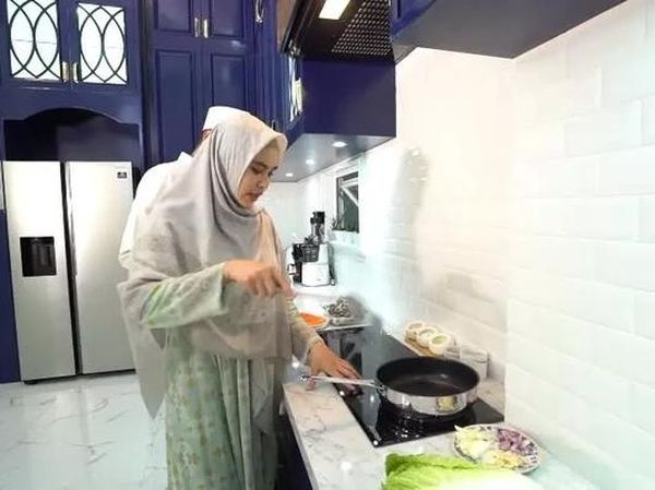 Kartika Putri Jago Bikin Jus Detoks hingga Makan di Resto Salt Bae