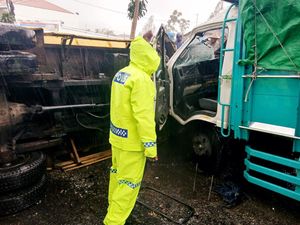 Diduga Rem Blong, Truk Muat Karpet Tabrak Dump Truk-Pemotor di Wonosobo