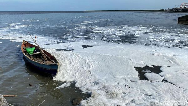 Fenomena Kemunculan Busa di Kawasan Pantai Kenjeran Surabaya