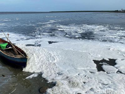 Fenomena Kemunculan Busa di Kawasan Pantai Kenjeran Surabaya