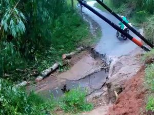 Longsor Putus Jalan Penghubung 2 Desa di Pelosok Bandung Barat