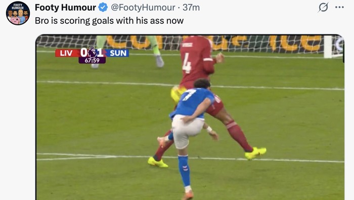 Meme gaya bokong Virgil van Dijk saat bertahan jadi ancaman Liverpool.