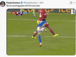 Liverpool kebobolan dari Sunderland saat tembakan jarak jauh Chemsdine Talbi membentur bokong Virgil van Dijk yang membelakanginya. (Foto: dok. Twitter/@FootyHumour)